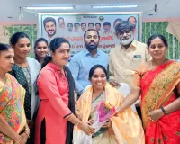 మహిళా  పారిశుధ్య కార్మికులకు సన్మానం  