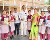 నోట్ బుక్స్ వితరణ