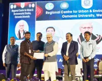 విద్యార్ధులకు గవర్నర్ చేతుల మీదుగా ప్రశంసా పత్రాలు 