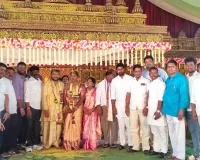 నూతన వధూవరులను ఆశీర్వదించిన ఎమ్మెల్యే 