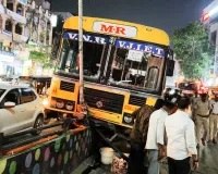 నారాయణగూడలో కాలేజ్ బస్సు బీభత్సం