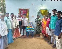 బాధిత కుటుంబానికి బియ్యం వితరణ 