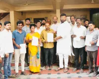 బాధిత కుటుంబాలకు చెక్కుల  పంపిణీ 