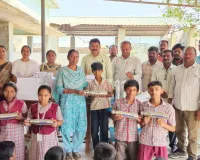 విద్యార్థులకు వాటర్ బాటిళ్ల  వితరణ