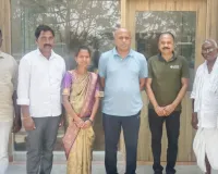 రిటైర్డ్ ఐఏఎస్ తో సర్పంచి భేటీ 