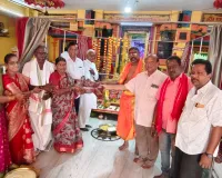 వడ్లను గోటి తో ఒలిచిన తలంబ్రాల బియ్యం సమర్పణ