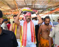 స్వామి వారికి  పట్టు వస్త్రాలు సమర్పించిన ఎమ్మెల్యే 