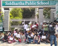 రోడ్డుపై బైఠాయించిన పేరెంట్స్