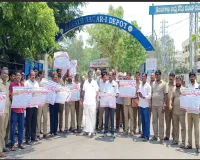 హయత్ నగర్ డిపో వద్ద ఆర్టీసీ కార్మికుల నిరసన. ఆర్టీసీ నీ ప్రభుత్వంలో విలీనం చేయాలి.- తెలంగాణ ఆర్టీసీ కార్మిక సమాఖ్య నాయకులు. - కొమిరెల్లి రాజిరెడ్డి 