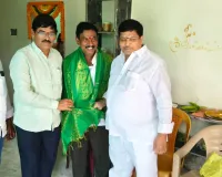 నూతన గృహ ప్రవేశానికి హాజరైన ఈగ మల్లేశం 