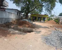 ప్రహరీ గోడ పునాదిలో పడి విద్యార్థికి గాయాలు 