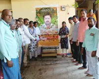 మృతుడి కుటుంబానికి చిన్ననాటి మిత్రుల సాయం  