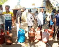 గ్యాస్ గోదాముల వద్ద భారీ క్యూలు