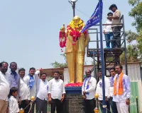  అంబేద్కర్ విగ్రహానికి నివాళులు 