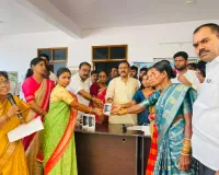 అంగన్వాడీ టీచర్లకు స్మార్ట్‌ఫోన్లు పంపిణీ 