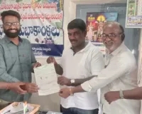 సీఎంఆర్ఎఫ్ చెక్కులు పంపిణీ