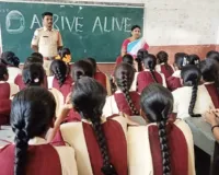 విద్యార్థినులకు  రోడ్డు భద్రత పై అవగాహన 