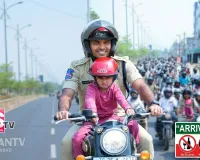 కూతురుతో కలిసి హెల్మెట్ ర్యాలీలో పాల్గొన్న ఎస్పీ