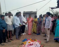 మృతురాలి కుటుంబానికి ఆర్ధిక సహాయం