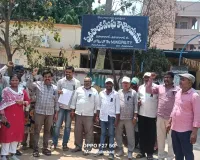 ప్రభుత్వ ఉద్యోగుల సమస్యలు వెంటనే పరిష్కరించాలని కోరుతూ మున్సిపల్ ఉద్యోగులచే నల్ల బ్యాడ్జీలు ధరించి నిరసన......
