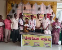 నిరుపేద ఆర్యవైశ్యులకు నిత్యావసర సరుకులు పంపిణీ