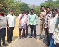రోడ్డుపై వడ్లు ఆరబోసడం ప్రమాదకరం