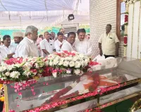 నాదెండ్ల  పార్ధీవ దేహానికి నివాళులర్పించిన రవి  