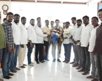 ఎంపి వేం నరేందర్ రెడ్డిని కలిసిన కాంగ్రెస్ నాయకులు 