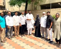 బాధిత కుటుంబానికి చెక్కును అందజేసిన శ్రీశైలం గౌడ్