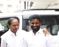 కె సి ఆర్ ను కలిసిన రవీందర్ యాదవ్