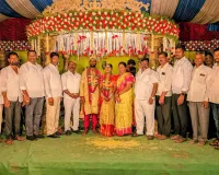 నూతన వధూవరులను ఆశీర్వదించిన మాజీ ఎమ్మెల్యే చిరుమర్తి