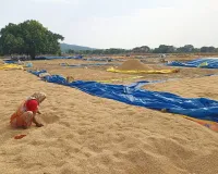 ఎల్కేశ్వరంలో వరి కొనుగోలు కేంద్రాన్ని  పట్టించుకోని అధికారులు
