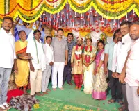నూతన వధూవరులను ఆశీర్వదించిన  రామ్ రెడ్డి సర్వోత్తమ్ రెడ్డి 