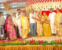 వధూవరులను ఆశీర్వదించిన టిఎన్జీవోస్ నేత రాజ్ కుమార్