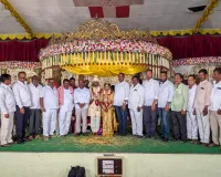 నూతన వధూవరులను ఆశీర్వదించిన మాజీ ఎమ్మెల్యే 