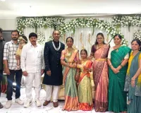 చిన్నారులను ఆశీర్వదించిన యాదవ జేఏసీ చైర్మన్ 