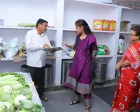 హాస్టల్‌ను ఆకస్మికంగా తనిఖీ చేసిన జిల్లా కలెక్టర్ చాహత్ బాజ్‌పాయి
