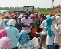 ఎండల వేళ ఉపాధి హామీ కూలీలకు మజ్జిగ పంపిణీ