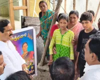 మృతుల కుటుంబాన్ని పరామర్శించిన ఎమ్మెల్యే మురళి నాయక్ 