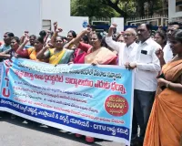 మోడల్ స్కూల్ హాస్టల్ ఉద్యోగుల నిరసన