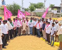 డిండి వ్యవసాయ మార్కెట్‌లో తడిసి ముద్దవుతున్న ధాన్యం 