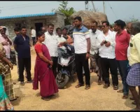 తూకం వేసి ఉంచిన ధాన్యపు బస్తాలను వెంటనే దిగుమతి చేసుకోవాలి