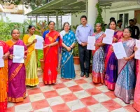 ఆర్చక సంక్షేమ నిధి చెక్కులను అందించిన మంత్రి కోండా సురేఖ 
