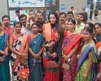 శంషాబాద్ ఎయిర్ పోర్ట్ లో రష్మీ ఠాకూర్ కు ఘన స్వాగతం 