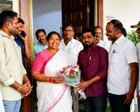 సీతక్కకు గ్రామపంచాయతీ ఉద్యోగుల సంఘం వినతి పత్రం