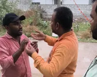 క్యాబ్ డ్రైవర్ పై బీర్ బాటిల్స్ తో దాడి. 