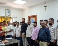 అధికారులకు స్వాగతం పలికిన టీఎన్జీవోస్ నేత రాజ్ కుమార్ 