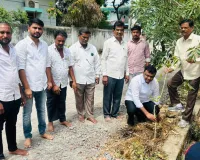 మొక్కలు నాటిన మాజీ కూడా చైర్మన్ సుందర్ రాజ్ యాదవ్