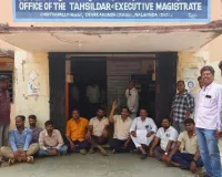 అధిక లోడుతో వెళ్తున్న టిప్పర్లను నిలిపివేయాలని నిరసన