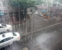 భారీ వర్షంతో  ప్రధాన రహదారులు జలమయం 